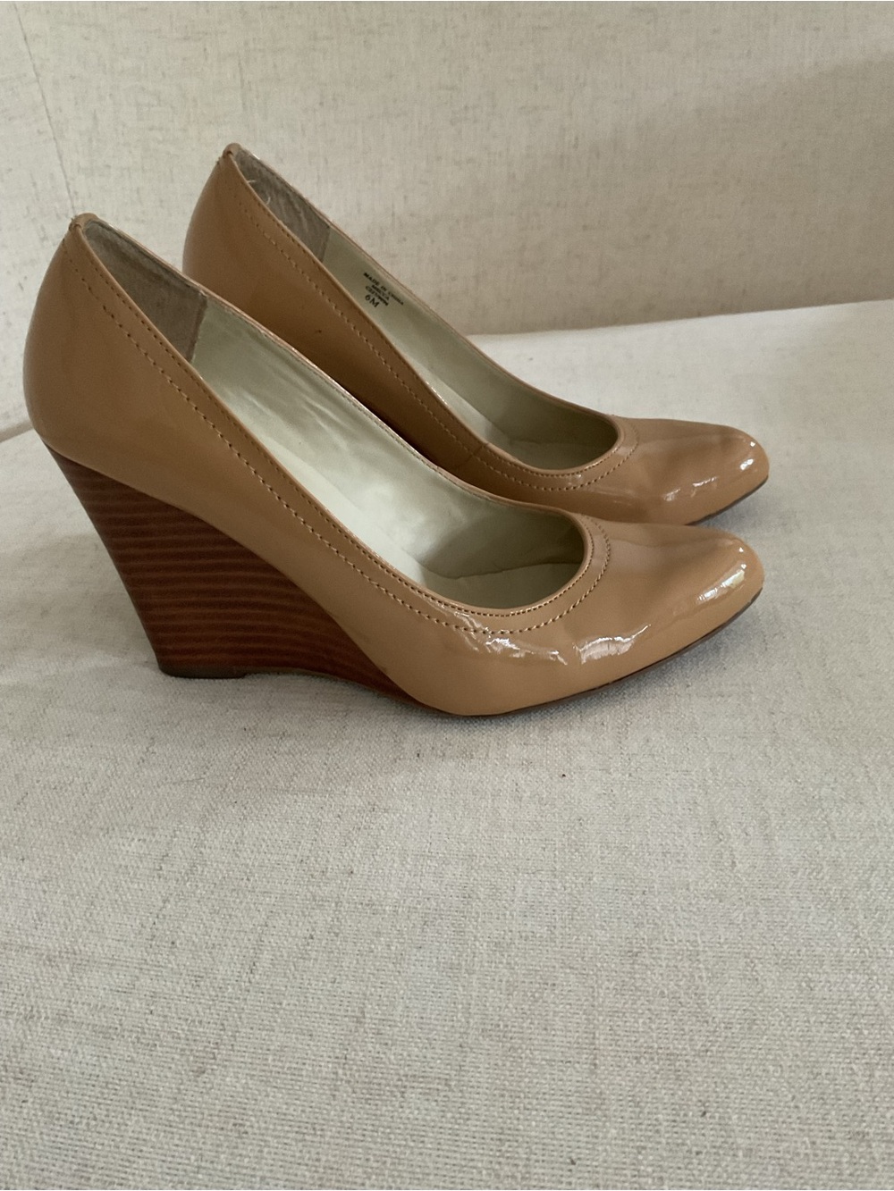 Max Studio Nude patent leather pump with wooden wedge heel Size 6